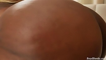 Chubby Vixen Thích Thú Với Tình Dục Với Một Anh Chàng Da Đen Có Dương Vật To.