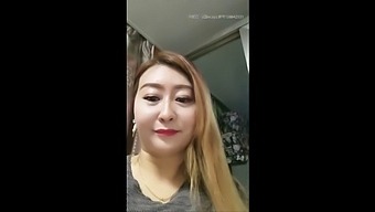 Първата Среща На Зряла Азиатска Майка С Доведения Син