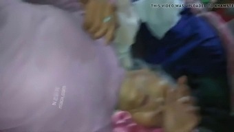 Asyalı Olgun Kadın Anal Oyunun Tadını Çıkarıyor