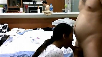 Азиатски Красавици Показват Уменията Си В Група