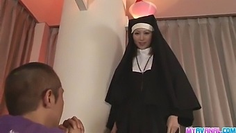 Nun Rika Sakurai Anális Szexet És Orális Élvezetet Folytat