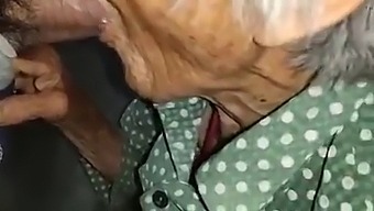 Yaşlı Çinli Bayan 18+ Videosunda Vahşileşiyor