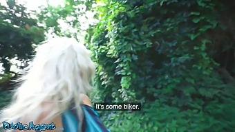 Una Bionda Milf Con Grandi Tette E Una Figa Depilata Viene Scopata In Un Parco Pubblico