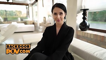Nézze Meg, Ahogy Egy Nagy Fasz Megüti Egy Vékony Barna Lány Feszes Seggét Ebben A Kemény Pov Videóban