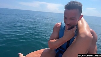 Szőke Bombázó Mackenzie Mace Nagyfelbontású Sílécben Kefél