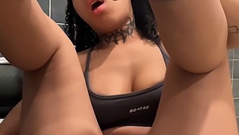 Cô Nàng Da Đen Kinky Trở Nên Nghịch Ngợm Trong Phòng Tắm Phòng Gym.