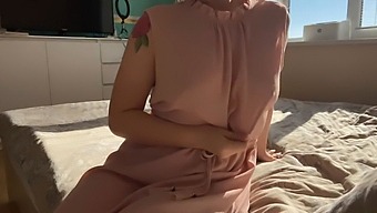 Hassas Pembe Önlüklü Bir Kadın Deliklerine Çekiliyor