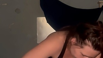 Természetes Szépségű Nő Lábai Zárva Vannak Egy Amatőr Videóban