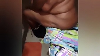 Yaşlı Bir Siyah Milf Ile Olukta Samimi Buluşmalar