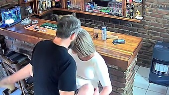 Amatørkone Snyder På Kamera, Bliver Fanget I Upskirt Fuck
