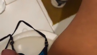 Amatőr Latin Anyuka Elcsábít És Szopja A Faszt A Fürdőszobában