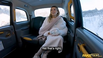 Egy Gyönyörű Nő Fehérneműben Durva Menetet Kap Egy Kamu Taxiban, És Élvezi.
